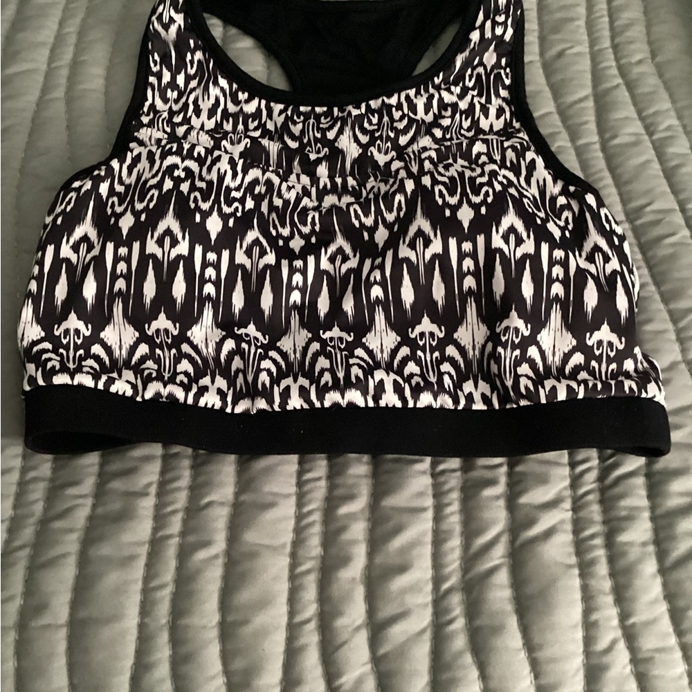 💰💰 Bundle 2 For $20 Deal💰💰Women's Black and White Patterned Razorback Sports Bra